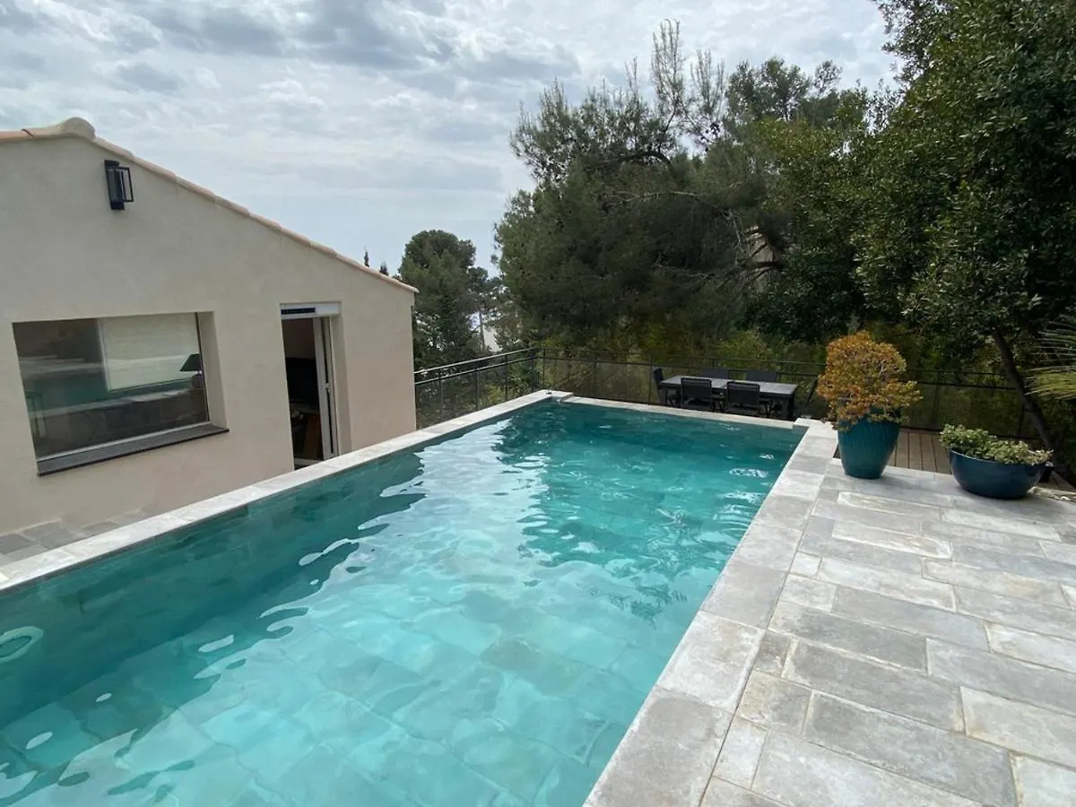 Appartement Confortable: Hyères Retreat with Private Pool Hyeres
